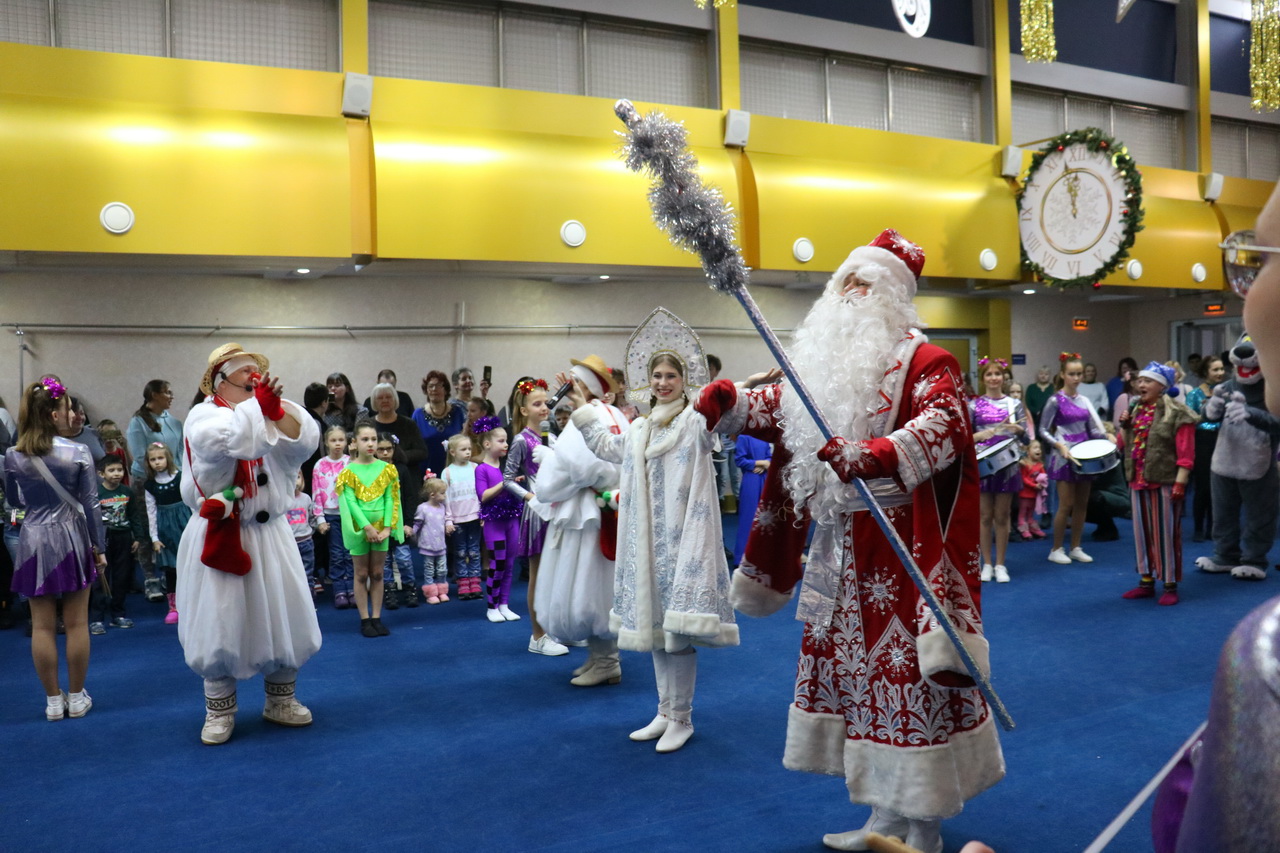 В ДДЮиТ прошёл новогодний утренник для детей-сирот из Брянска | 23.12.2022  | Брянск - БезФормата