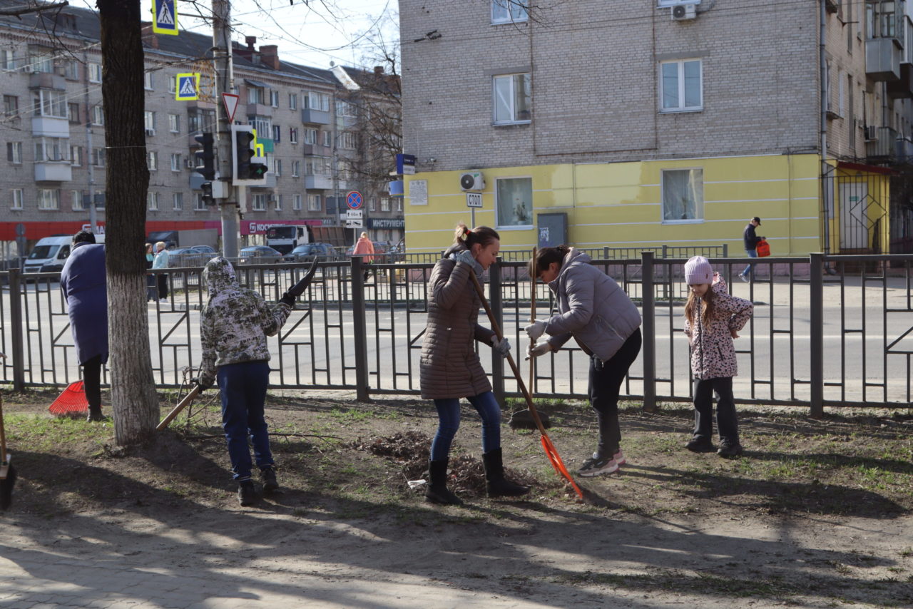 В Брянске прошёл первый общегородской субботник | 08.04.2023 | Брянск -  БезФормата