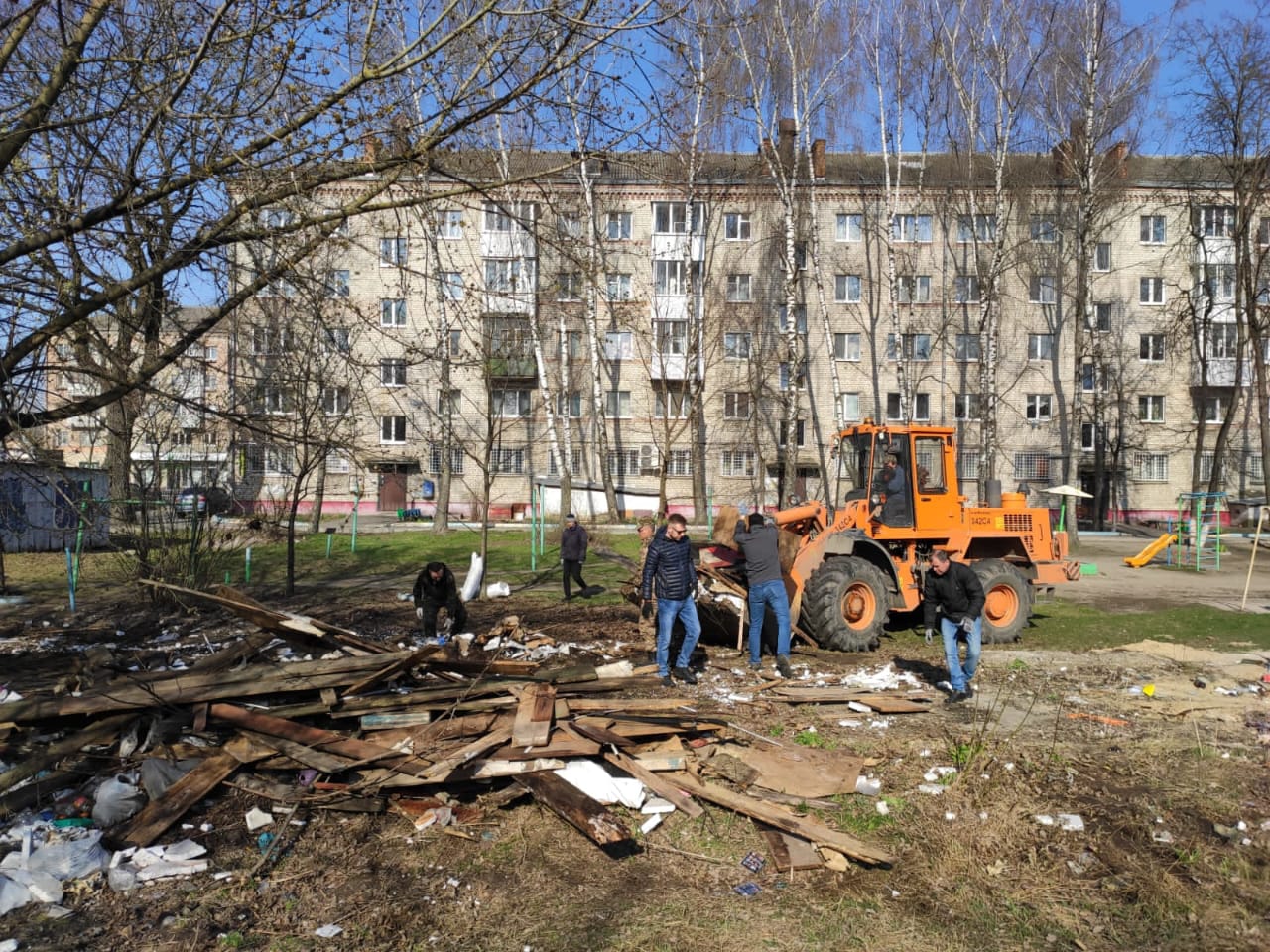 В Брянске прошёл первый общегородской субботник | 08.04.2023 | Брянск -  БезФормата