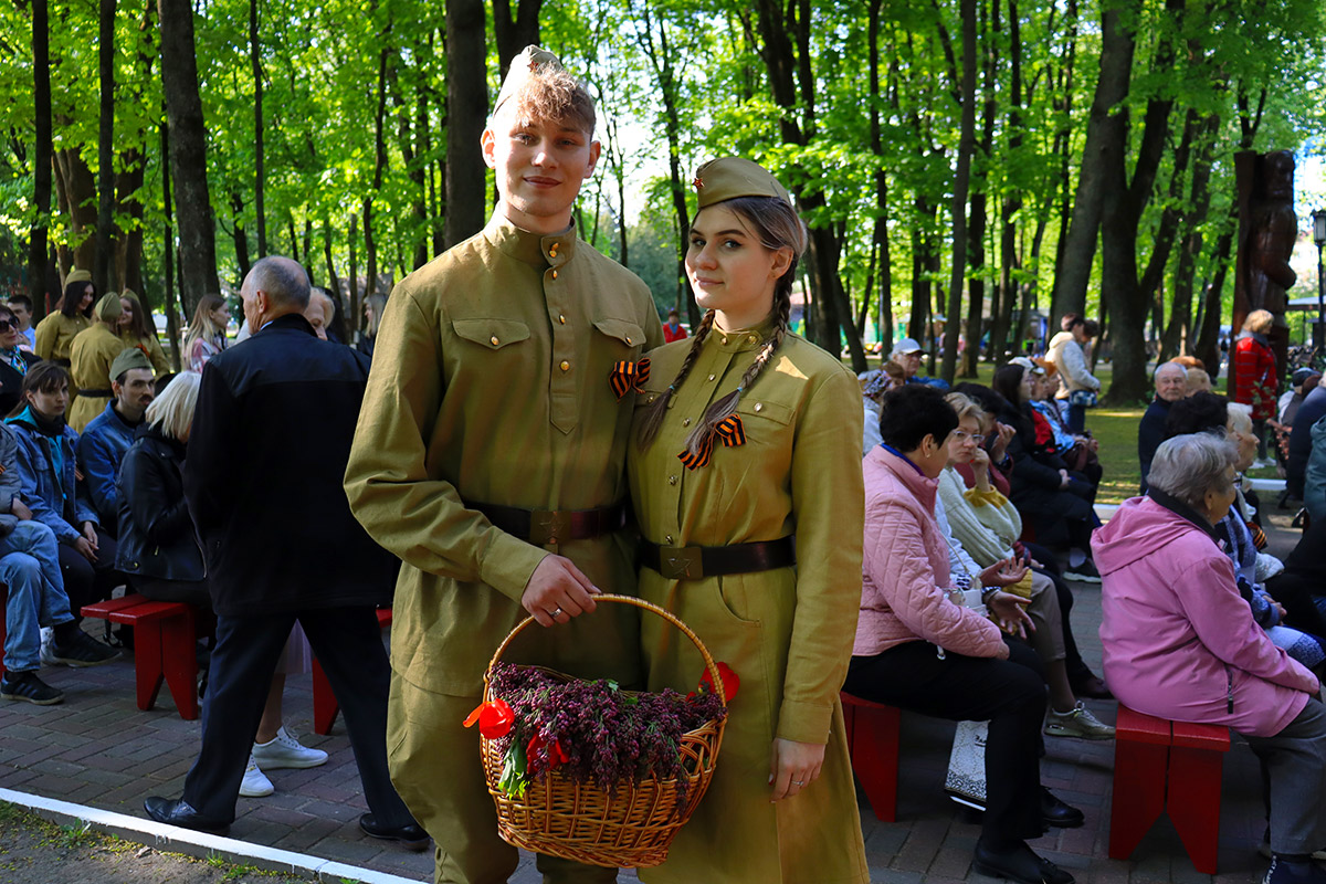 Парк толстого мероприятия. Танцы в парке. Парк Толстого. Казаки в Берлине. Парк Толстого Брянск.