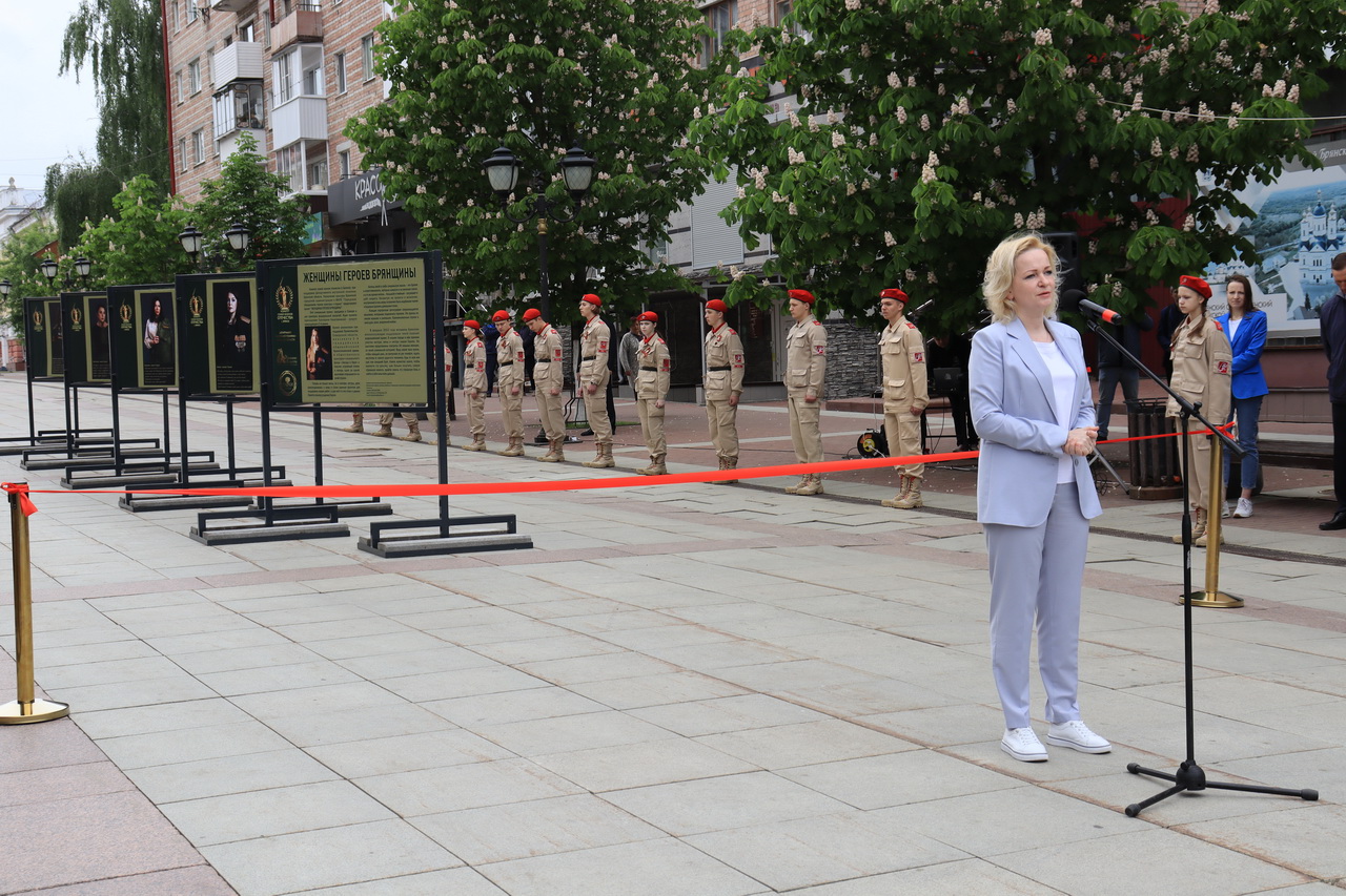 В Брянске открылась выставка «Женщины героев Брянщины» | 19.05.2023 | Брянск  - БезФормата