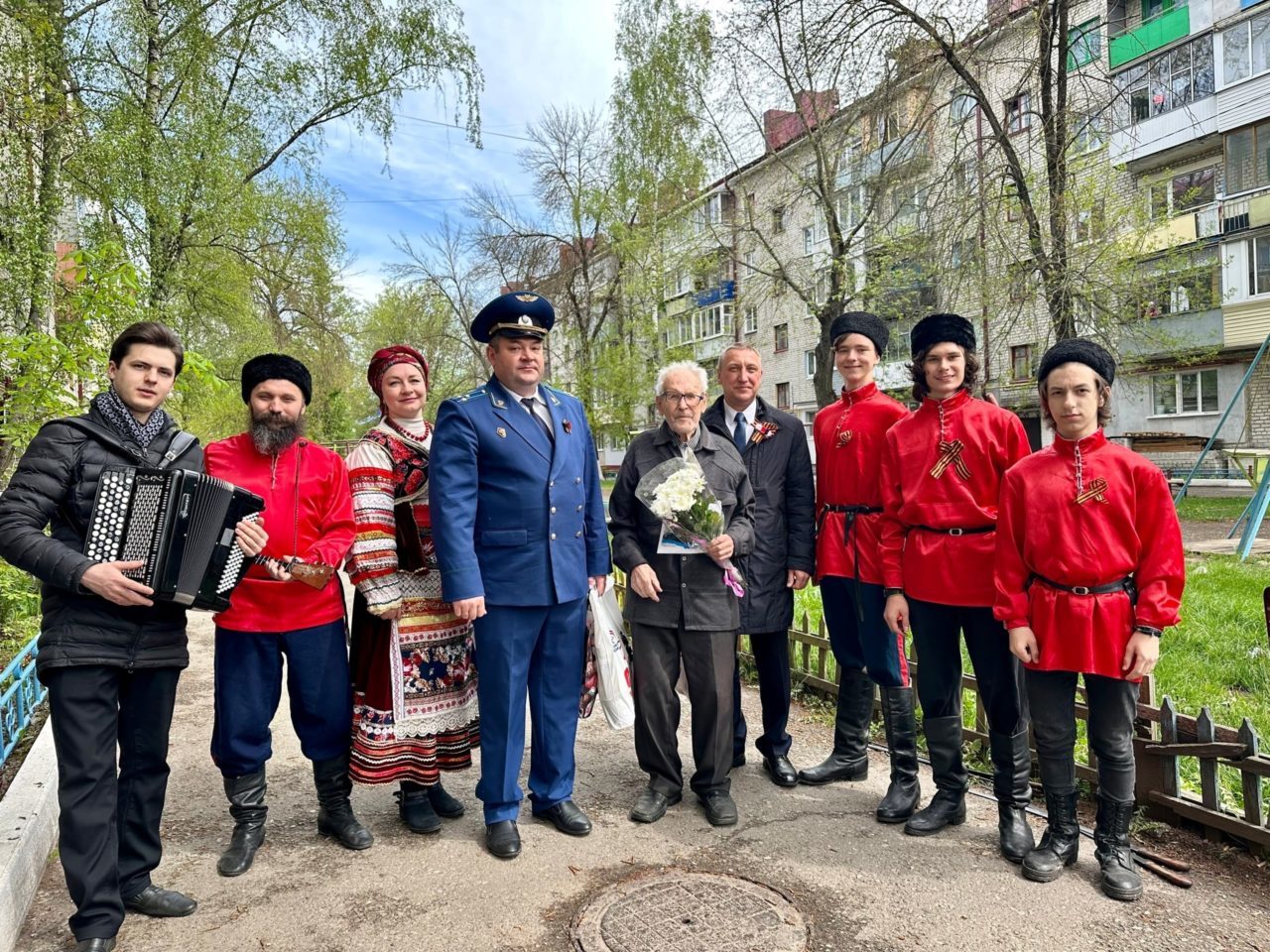 В Фокинском районе продолжают поздравлять ветеранов с предстоящим  праздником - Брянская городская администрация