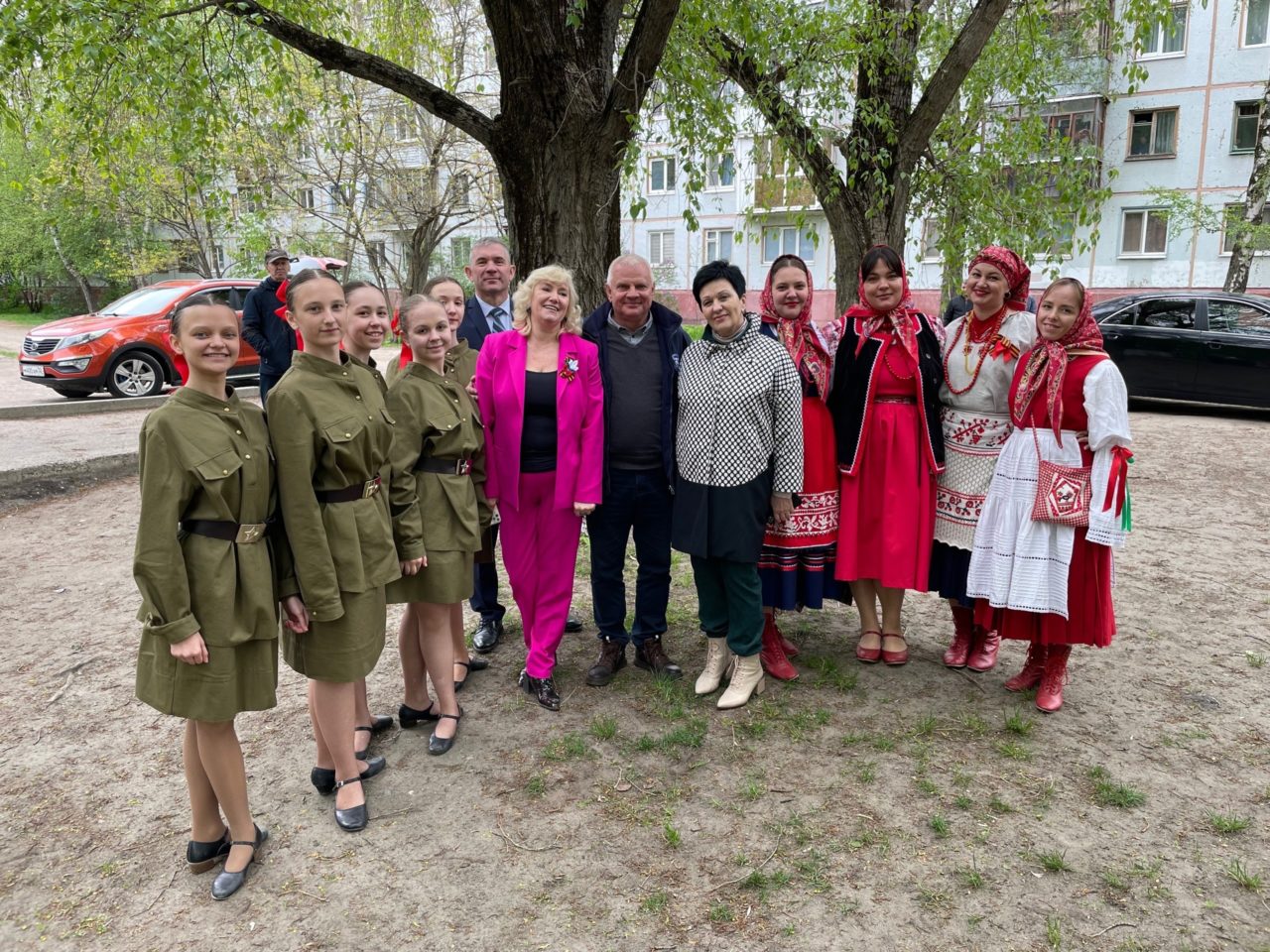 Парад у дома ветерана - Брянская городская администрация