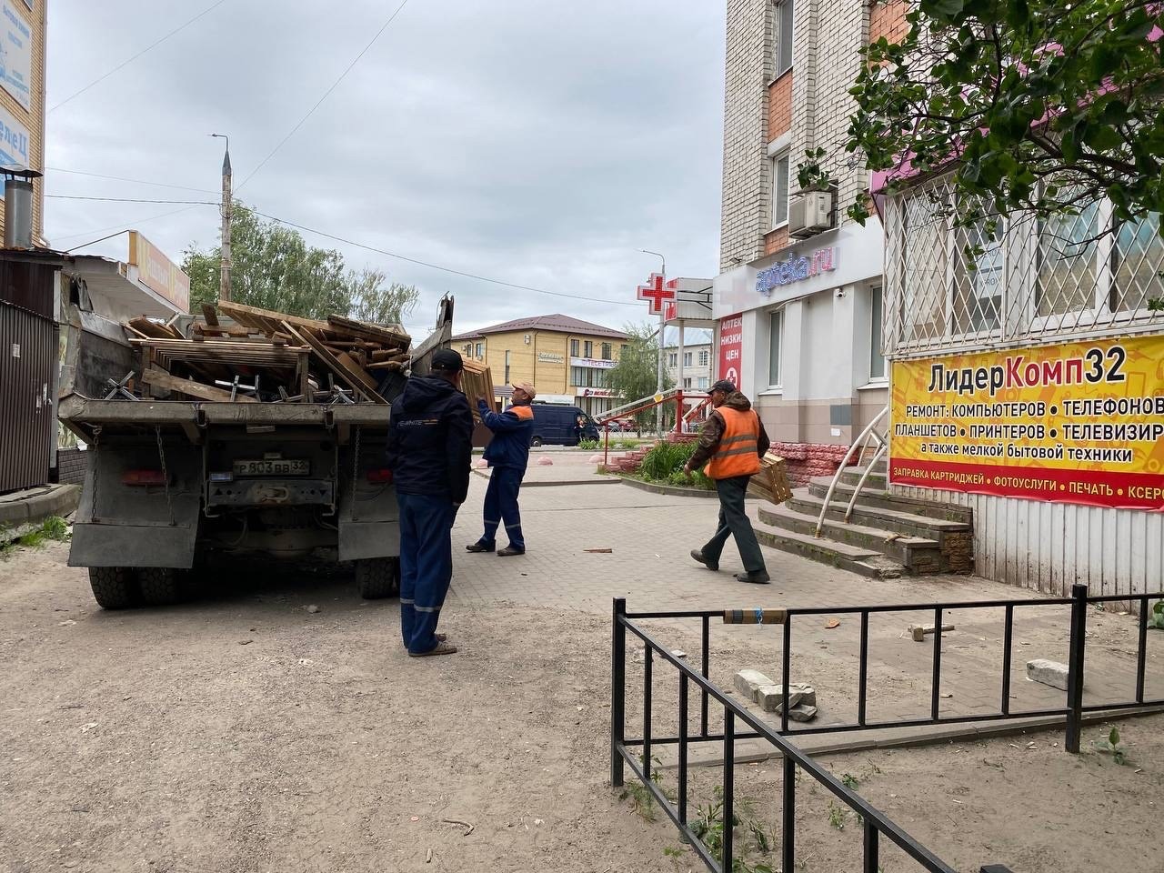 В Бежице демонтировали торговые прилавки | 14.06.2023 | Брянск - БезФормата