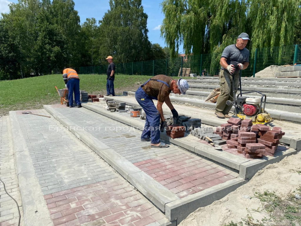 В Брянске на стадионе «Камвольщик» устраняют недоделки подрядчика