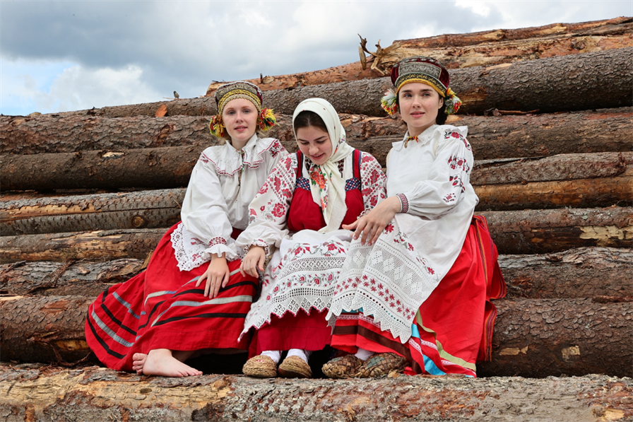 Женский костюм брянск. Женщины в национальных костюмах. Русский национальный костюм женский. Семья в народных костюмах. Национальная одежда славянских народов.