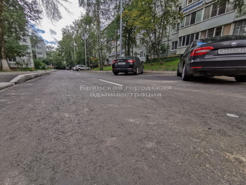 Ул любезного 1 брянск. Асфальт. Асфальт парковка. Парковка на тротуаре. Тротуар у дороги.