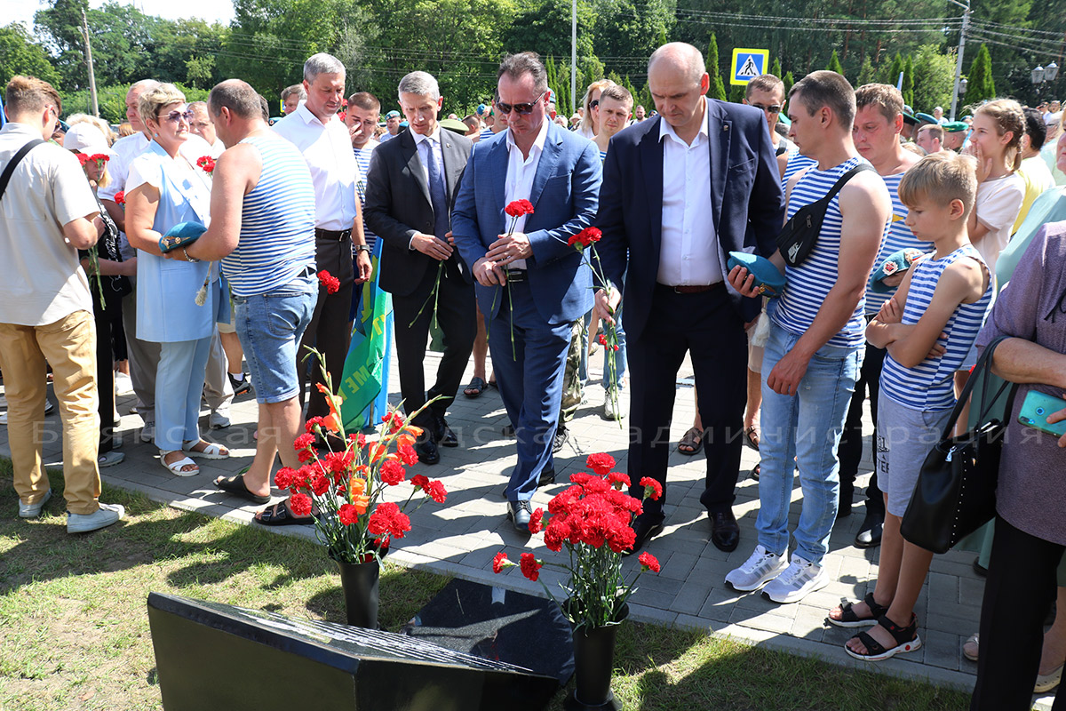 В день ВДВ Сергей Антошин открыл в Клинцах мемориальный комплекс - Брянская  городская администрация