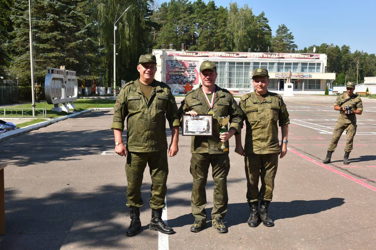 Сергей Антошин занял первое место в вождении боевых машин на военных сборах  - Брянская городская администрация