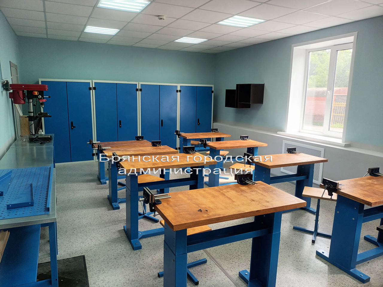 Парты столы размещают в учебных помещениях с учетом бокового естественного правостороннего освещения