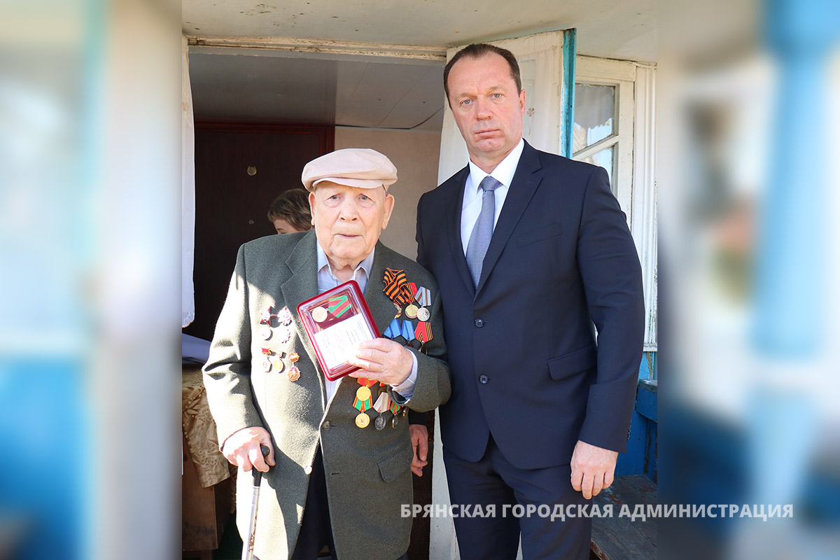 Накануне Дня города Сергей Антошин традиционно поздравил ветеранов -  Брянская городская администрация