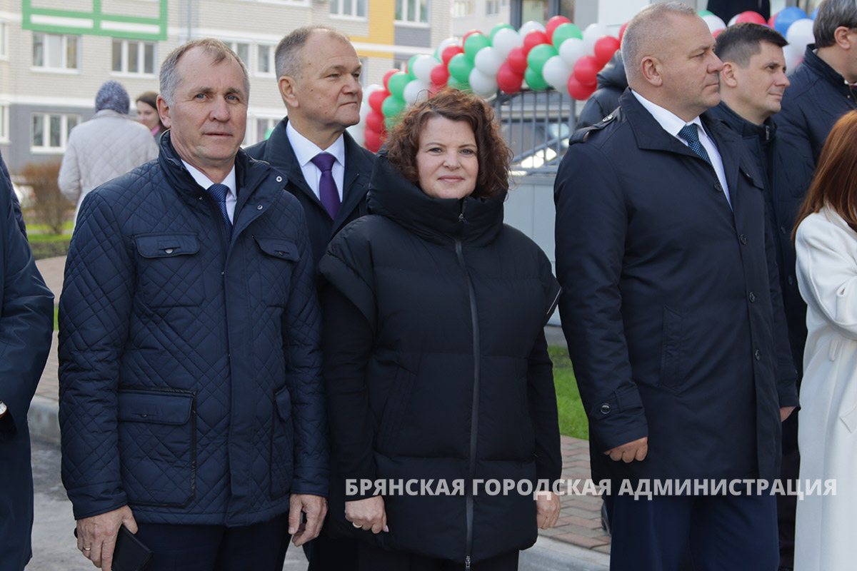 В Брянске детям-сиротам вручили ключи от новых квартир - Брянская городская  администрация