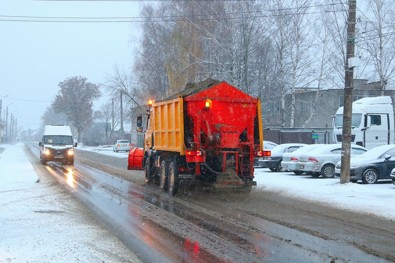 В Брянске начали посыпать дороги пескосоляной смесью — Брянская городская  администрация