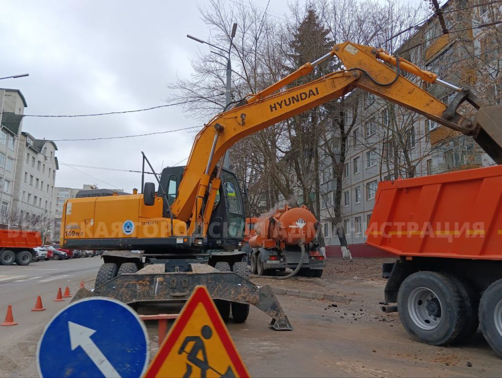 Брянские аварийные службы устраняют прорыв водопровода — Брянская городская  администрация