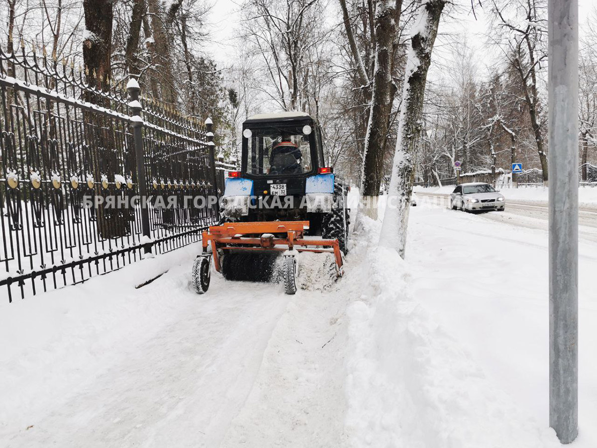 За выходные дорожники вывезли более 2 300 тонн снега - Брянская городская  администрация