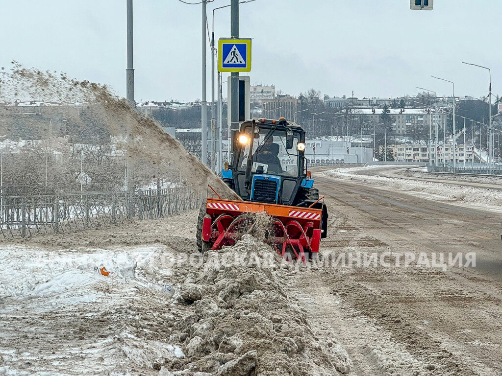 Сотрудники ГИБДД помогли дорожникам убрать снег с проспекта Героев (ВИДЕО)  | 22.01.2024 | Брянск - БезФормата