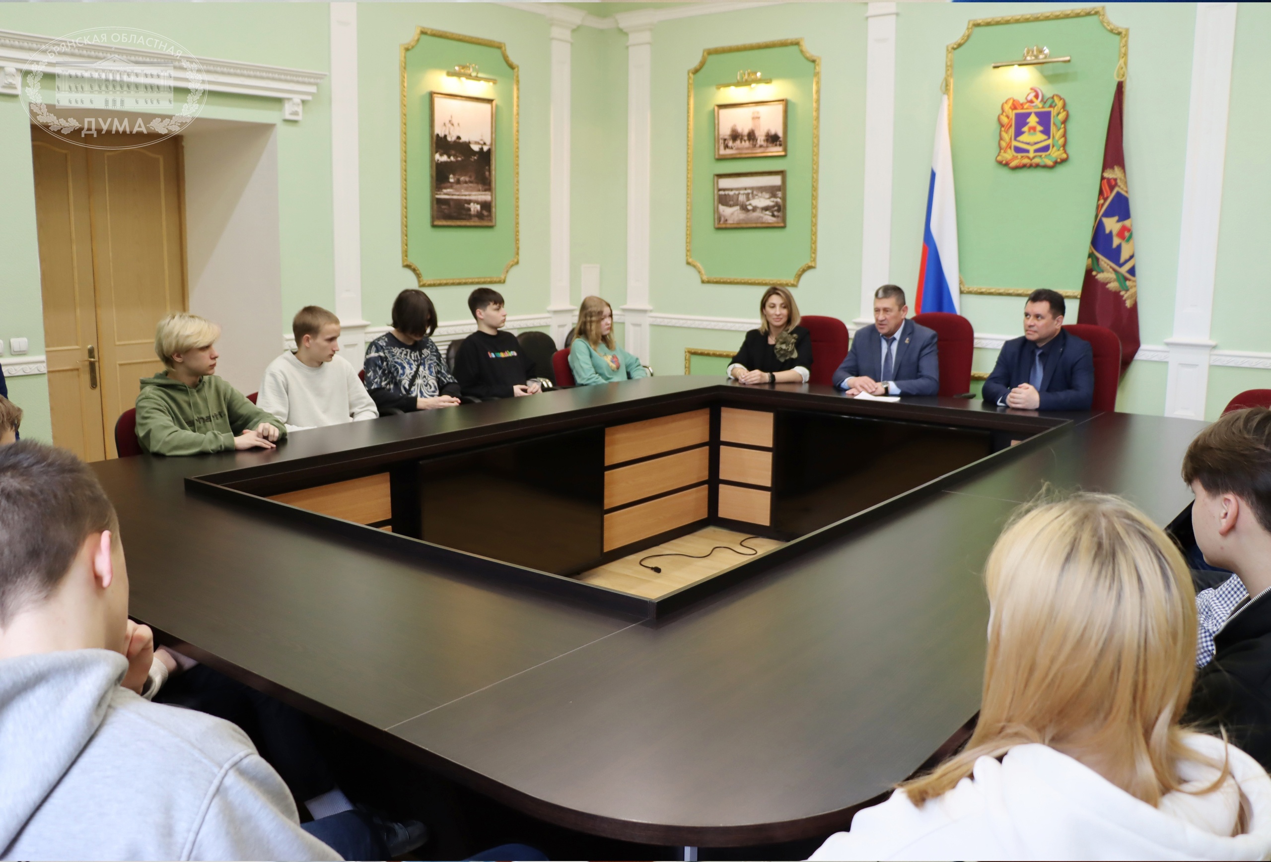 Подростки Брянска побывали на экскурсии в облдуме - Брянская городская  администрация