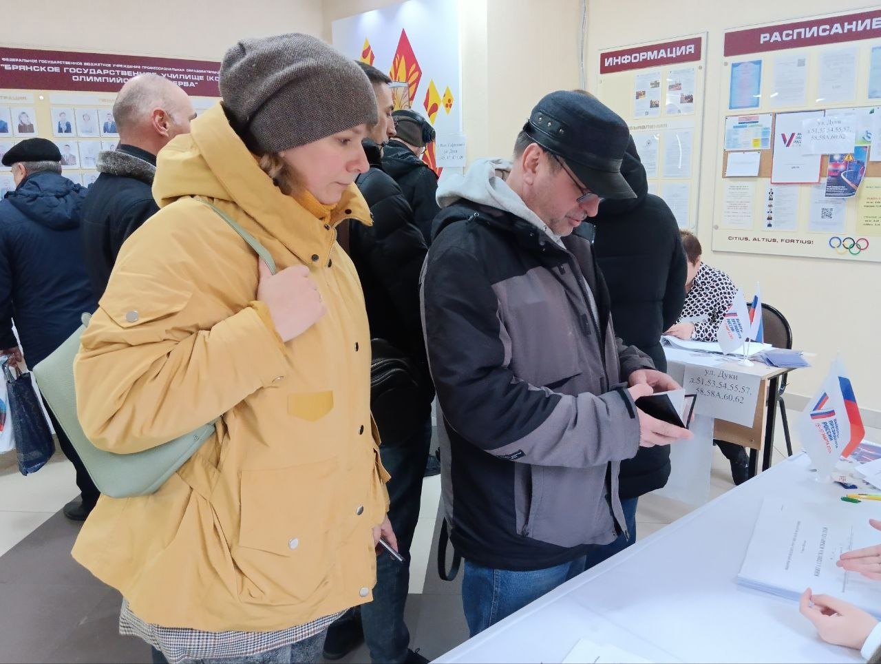 В Брянске открылись избирательные участки | 15.03.2024 | Брянск - БезФормата