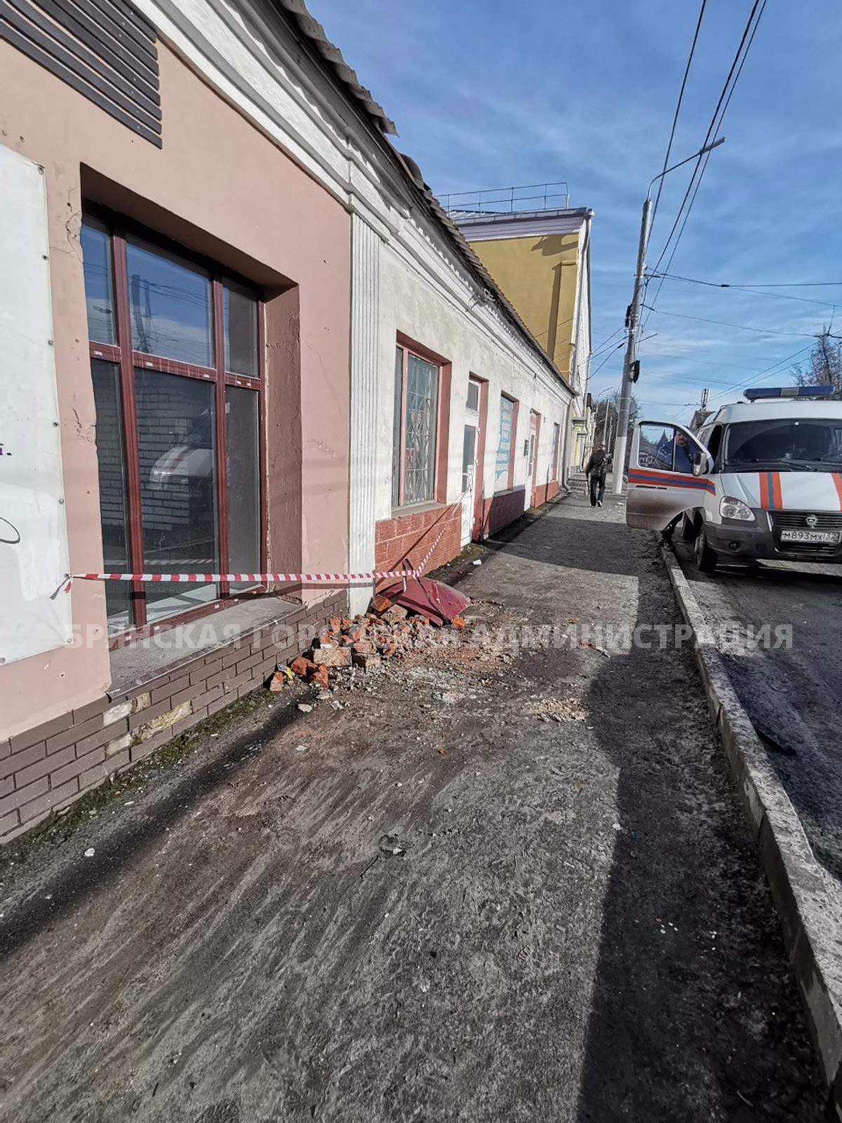 С крыши дома по улице Калинина упал кирпич — Брянская городская  администрация