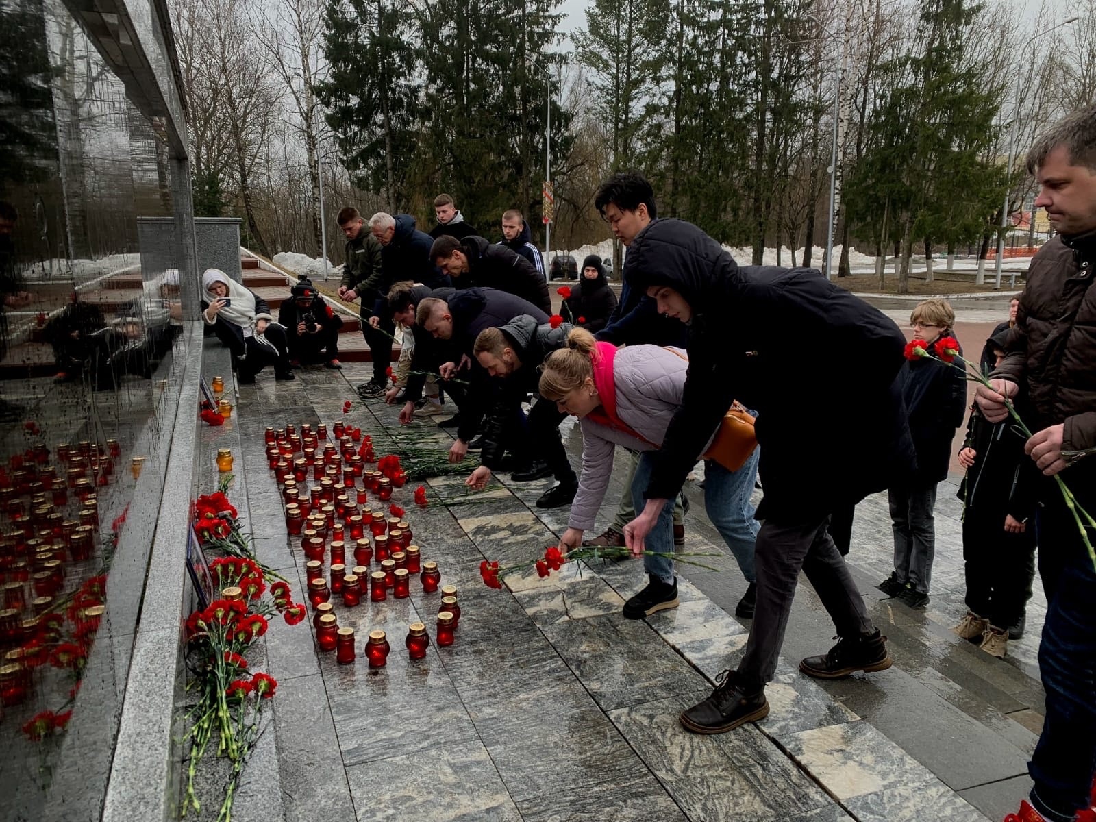 На Кургане Бессмертия почтили память погибших в «Крокус Сити Холле» -  Брянская городская администрация