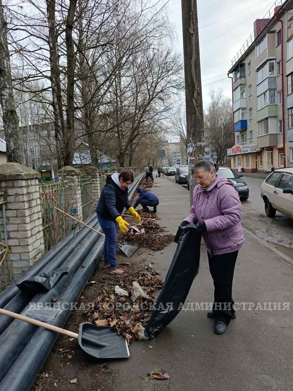 В Брянске прошёл первый общегородской субботник | 06.04.2024 | Брянск -  БезФормата