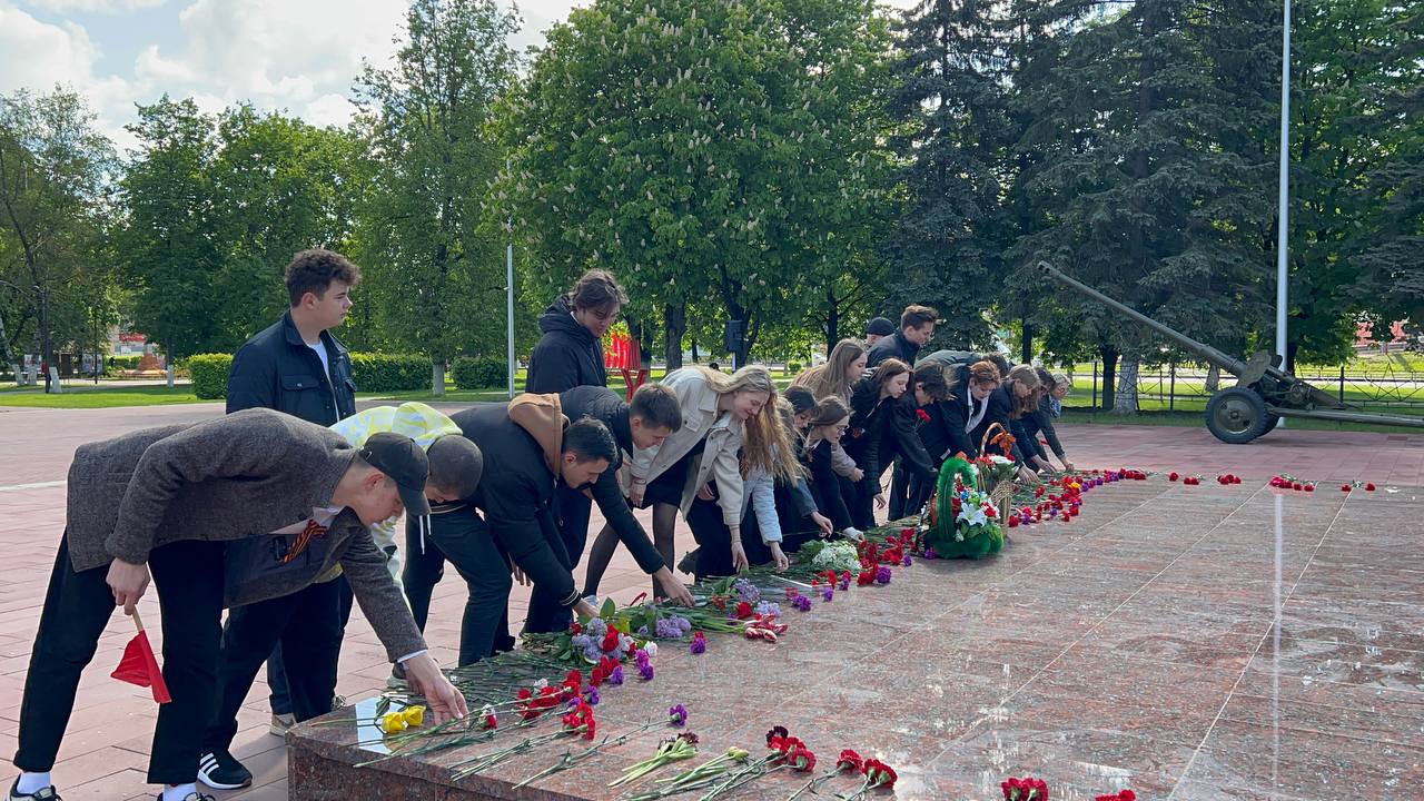 К Братской могиле в Володарском районе возложили цветы - Брянская городская  администрация