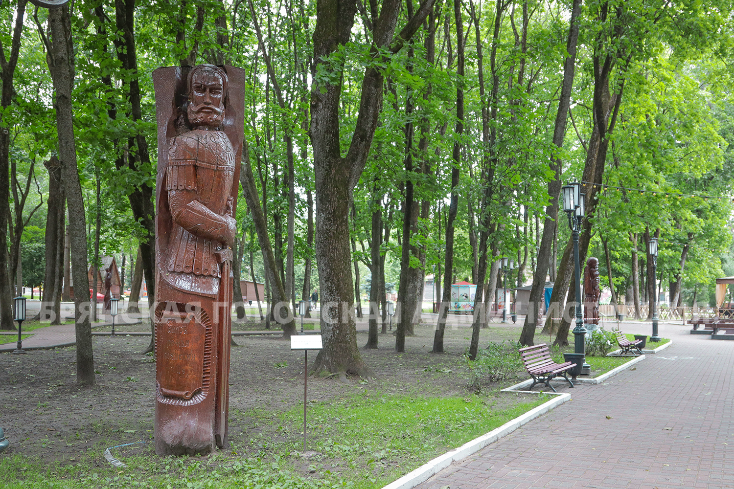 В парке Толстого Брянска уничтожат легендарные деревянные скульптуры князя Роман