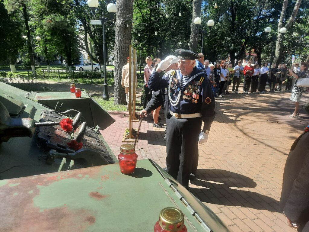 Возложение цветов, посвящённое Дню памяти и скорби, состоялось в Бежице -  Брянская городская администрация