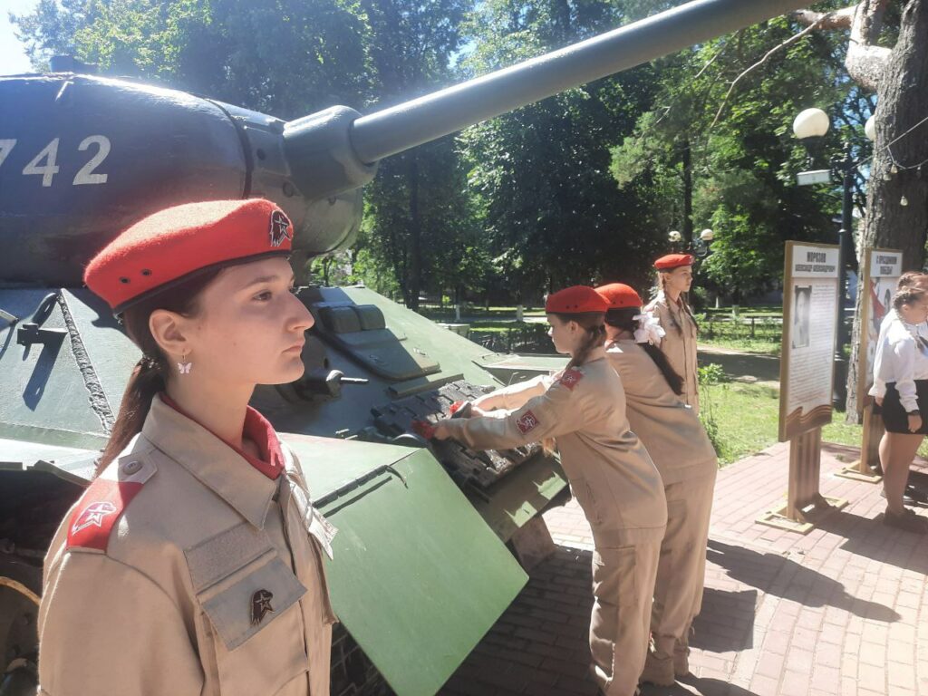 Возложение цветов, посвящённое Дню памяти и скорби, состоялось в Бежице -  Брянская городская администрация