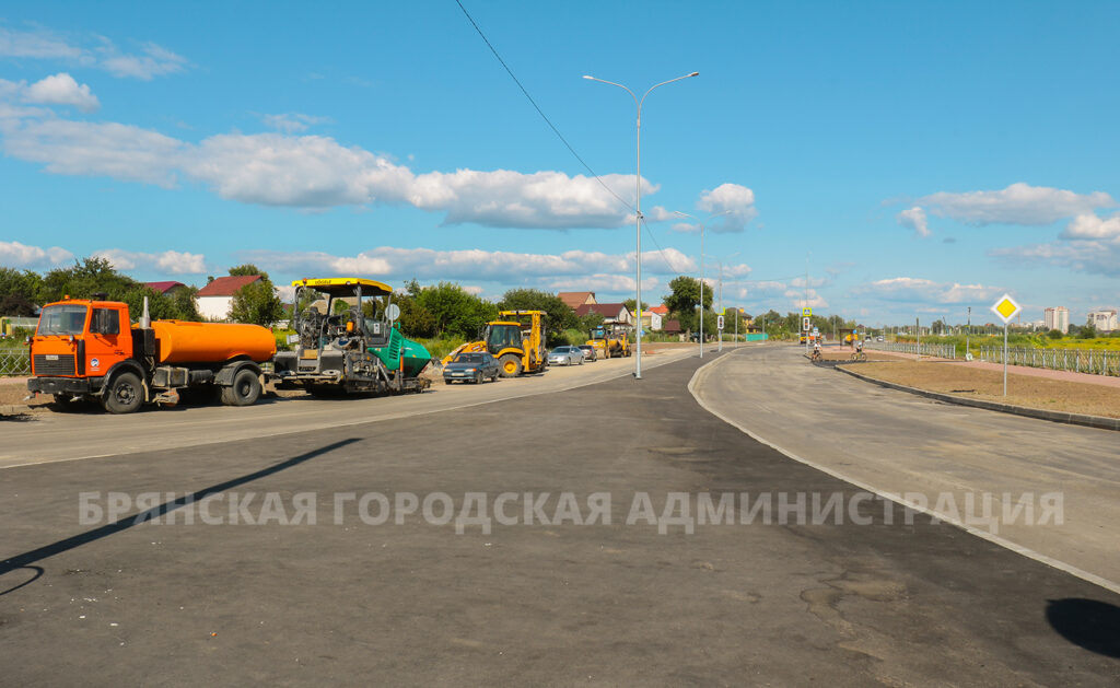 В Брянске более 1000 тонн асфальта уложили дорожники минувшей ночью по улице имени Ильи Иванова